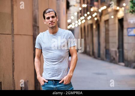 giovane modello caucasico con corpo fitness guardando la fotocamera per i social media o applicazioni di incontri Foto Stock