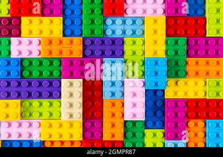 mattoncini giocattolo in plastica impilabili nella vista dall'alto. Colorata texture infanzia istruzione e sviluppo concetto di background. Foto Stock