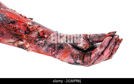 Mano zombie realistica con ferite e sangue, sfondo bianco isolato, copyspace. Foto Stock