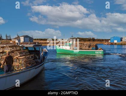 Aragosta alaggio barche sui trap su 'Setting giorno' nelle zone rurali di Prince Edward Island. Foto Stock