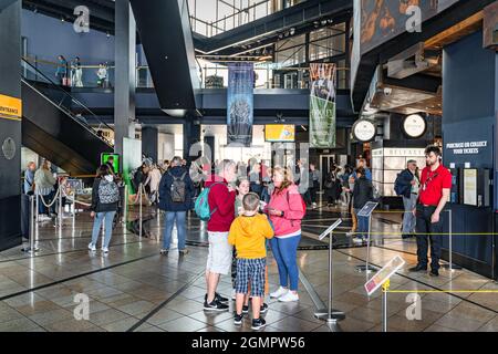 Belfast, UK, Agosto 2019 folle di turisti in visita al Museo del Titanic. Persone nella sala d'ingresso del negozio Titanic, Irlanda del Nord Foto Stock