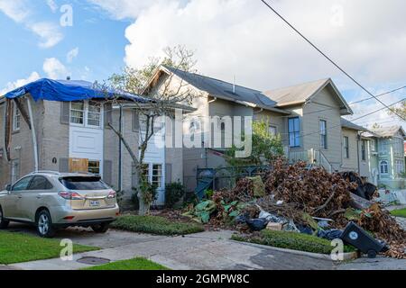 NEW ORLEANS, LA, USA - 16 SETTEMBRE 2021: Casa danneggiata e cumulo di detriti dall'uragano Ida Foto Stock