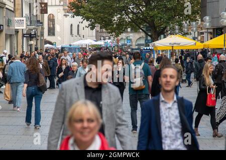 Menschen füllen am 20.9.2021 die Fußgängerzone a München. Die Corona Infektionen sind bunddesweit weiterhin leicht am Steigen. Die Zahl der Menschen, die sowohl ihre erste Impfung bekommen haben als auch durchgeimpft sind, steigt weiter, aber nicht schnell genug, an. - la gente riempie il centro e la zona pedonale di Monaco, Germania il 20 settembre 2021. Il numero di infezioni da covidi in Germania è in continuo aumento di nuovo leggermente. Sempre più persone vengono vaccinate. (Foto di Alexander Pohl/Sipa USA) Credit: Sipa USA/Alamy Live News Foto Stock