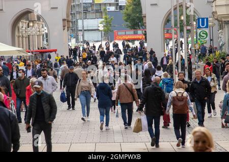 Menschen füllen am 20.9.2021 die Fußgängerzone a München. Die Corona Infektionen sind bunddesweit weiterhin leicht am Steigen. Die Zahl der Menschen, die sowohl ihre erste Impfung bekommen haben als auch durchgeimpft sind, steigt weiter, aber nicht schnell genug, an. - la gente riempie il centro e la zona pedonale di Monaco, Germania il 20 settembre 2021. Il numero di infezioni da covidi in Germania è in continuo aumento di nuovo leggermente. Sempre più persone vengono vaccinate. (Foto di Alexander Pohl/Sipa USA) Credit: Sipa USA/Alamy Live News Foto Stock