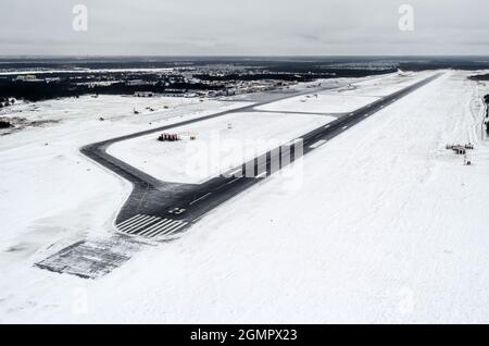 Aeroporto e pista invernale, vista da un'altezza a un paesaggio innevato Foto Stock