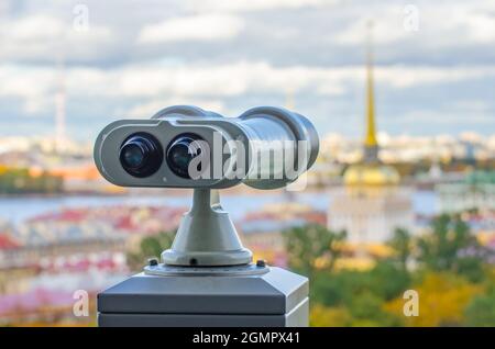 Splendida vista sulle guglie dell'Ammiragliato e sulla Fortezza di Pietro-Pavel dalla cattedrale di Isaac a Binocolo, San Pietroburgo, Russia Foto Stock