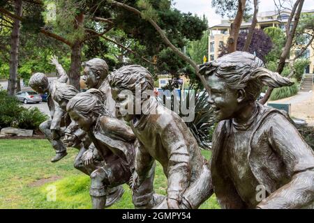 Kirkland, WA USA - circa Agosto 2021: Vista della scultura in bronzo di Puddle Jumpers presso il porticciolo nel centro di Kirkland. Foto Stock