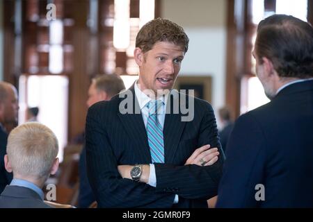 Fort Worth, Texas, Stati Uniti. 20 settembre 2021. Il rappresentante statale Matt Krause, R-Fort Worth, parla con i colleghi del piano della Texas House il 20 settembre 2021. Krause, presidente del Comitato Generale d'inchiesta, ha annunciato le sue intenzioni di incorrere per il Procuratore Generale del Texas per sostituire Ken Paxton. Credit: Bob Daemmrich/Alamy Live News Foto Stock