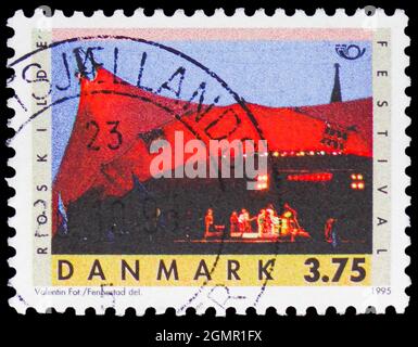 MOSCA, RUSSIA - 31 LUGLIO 2021: Francobollo stampato in Danimarca mostra Stage (25° anniversario del Roskilde Festival), Norden serie 1995, circa 1995 Foto Stock