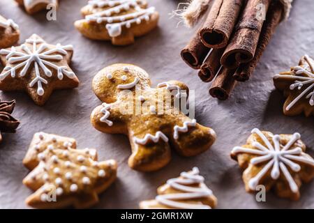 L'uomo di pan di zenzero ed altri biscotti di Natale con cannella. Foto Stock