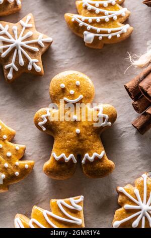 L'uomo di pan di zenzero ed altri biscotti di Natale con cannella. Foto Stock