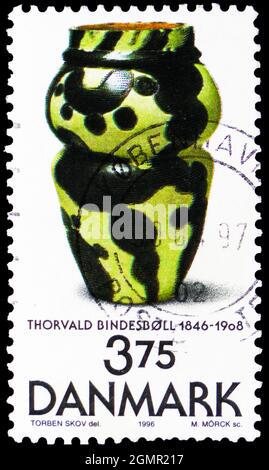 MOSCA, RUSSIA - 31 LUGLIO 2021: Francobollo stampato in Danimarca mostra Vase, Bindesboll, Thorvald (150th.Birth Anniv.) serie, circa 1996 Foto Stock