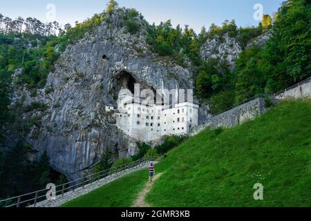 castello predjama costruito in una montagna nella natura vicino alla grotta postojna . Foto Stock