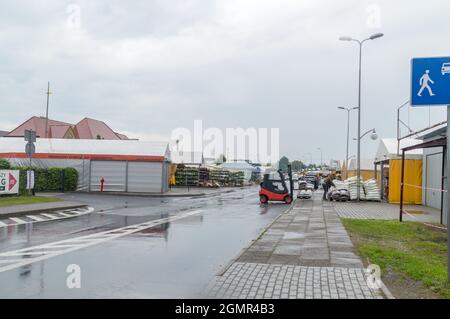 Tychy, Polonia - 5 giugno 2021: Mercato dei fiori a Tychy al giorno delle piogge. Foto Stock
