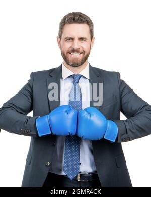 Happy man boss tenere insieme guanti da boxe pronti a combattere isolato su bianco, lotta Foto Stock