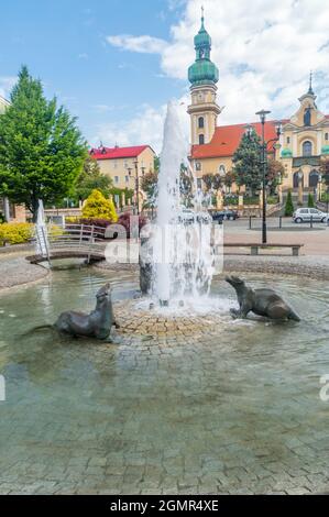 Tychy, Polonia - 5 giugno 2021: Piazza del mercato con fontana d'acqua con lontre. Foto Stock