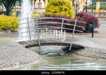 Tychy, Polonia - 5 giugno 2021: Parte di fontana d'acqua con lontre. Foto Stock