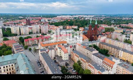 Legnica, Polonia - 1 giugno 2021: Vista con drone della città vecchia di Legnica con la Chiesa della Vergine Maria. Foto Stock