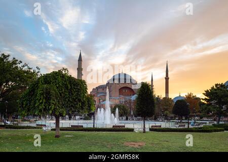 Hagia Sophia all'alba, famoso punto di riferimento di Istanbul preso nella zona della città vecchia di Sultanahmet in Turchia Foto Stock