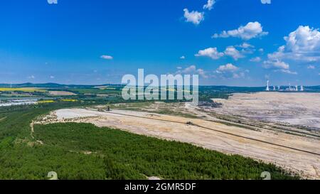 Vista aerea della miniera di opencast di carbone marrone e della centrale elettrica di Turow vicino a Bogatynia in Polonia. Foto Stock