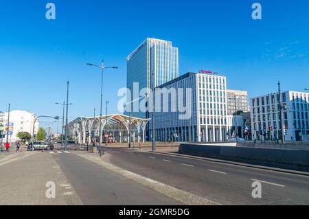 Lodz, Polonia - 7 giugno 2021: Bellissima stazione dei tram moderna. Piotrkowska Centrum fermata del tram a Piotrkowska e Adama Mickiewicza strada. Foto Stock