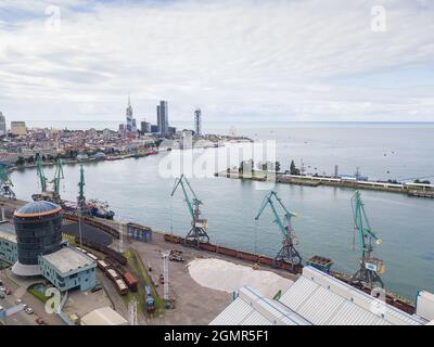 Vista del porto nella città di Batumi in una nuvolosa giornata estiva Foto Stock