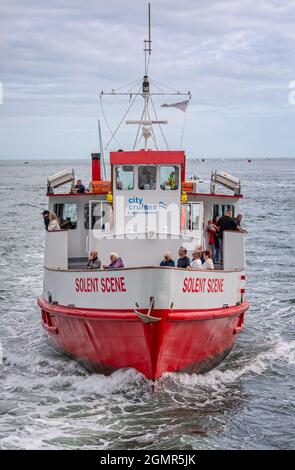 Vista frontale della barca del porto di Poole che si schiantò attraverso le onde sulla strada per Poole Harbour, Poole, Dorset, Regno Unito il 19 settembre 2021 Foto Stock