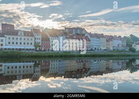 Gorlitz, Germania - 2 giugno 2021: Vista sulla costruzione di Lusatian Neisse in Polonia al mattino. Vista dal sito tedesco. Foto Stock