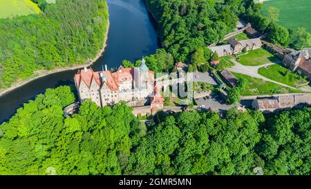 Vista dall'alto del castello medievale di Czocha nel Voivodato inferiore della Slesia, nel sud-ovest della Polonia. Il castello si trova sul lago Leśnia, vicino al fiume Kwisa Foto Stock