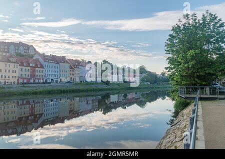 Gorlitz, Germania - 2 giugno 2021: Riva del fiume Lusatian Neisse al mattino. Vista dal sito tedesco. Lusatian Neisse è fiume di confine tra la Polonia e Foto Stock