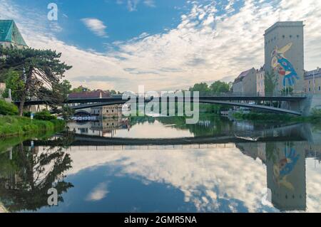 Gorlitz, Germania - 2 giugno 2021: Ponte della città vecchia di Zgorzelec-Gorlitz. Passerella sul fiume Lusatian Neisse al confine polacco e tedesco. Foto Stock