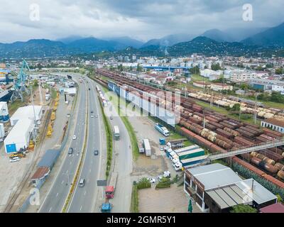 Batumi, Georgia - 5 settembre 2021: Vista del drone della strada, treni ferroviari, montagne a Batumi in una giornata estiva. Foto Stock