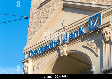 Gorlitz, Germania - 2 giugno 2021: Firma e logo di Deutsche Bank AG. Deutsche Bank è un grande fornitore tedesco di servizi finanziari globali. Foto Stock