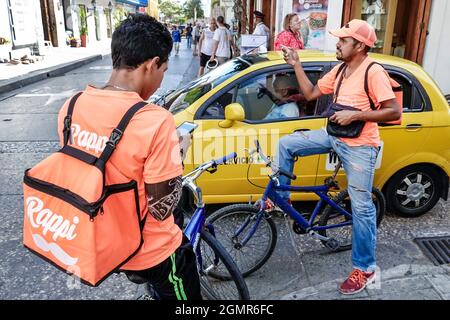 Cartagena Colombia,Centro Centro Centro,startup consegna su richiesta Rappi,uomini ispanici ciclisti maschi bike Messenger couriers Foto Stock