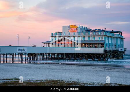 Daytona Beach Florida, cartello al neon Pier, cena al ristorante Joe's Crab Shack Atlantic Ocean Sunset Night Foto Stock