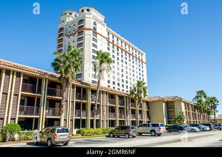 Orlando Florida, complesso alberghiero Doubletree by Hilton Orlando SeaWorld, alto edificio esterno della torre fuori dal parcheggio Foto Stock