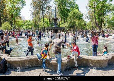 Città del Messico, messicano, Central Park Alameda, parco pubblico urbano fontana affollata acqua, ispanici bambini bambini giocare a famiglie che guado spruzzi Foto Stock