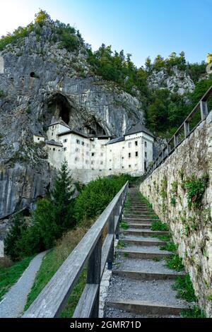 castello predjama costruito in una montagna nella natura vicino alla grotta postojna Foto Stock