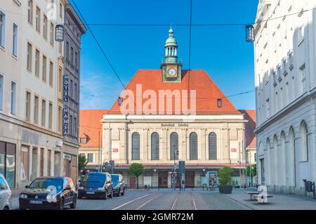 Gorlitz, Germania - 2 giugno 2021: Stazione ferroviaria di Bahnhof Gorlitz, la stazione centrale della città di Gorlitz, nello stato tedesco della Sassonia. Foto Stock