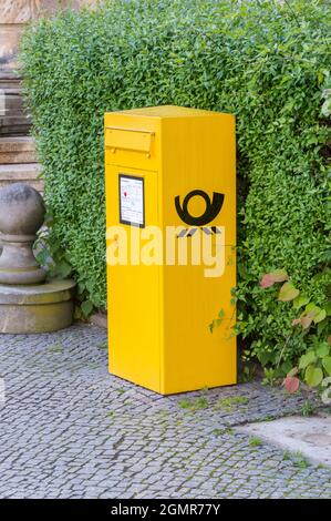 Gorlitz, Germania - 2 giugno 2021: Casella postale gialla con il logo della posta tedesca. Foto Stock