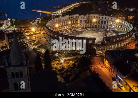 Una vista aerea dell'aphitheater di Pola di notte, Istria, Croazia Foto Stock