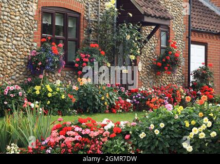 Giardino, fine estate, casa, prato, piccoli giardini frontali, Norfolk, Inghilterra Foto Stock