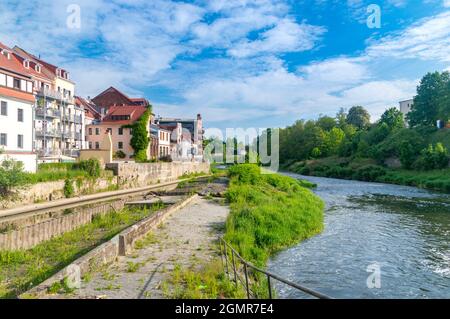 Vista su Lusatian Neisse, fiume di confine tra la Polonia e il tedesco. Vista da Gorlitz in Germania. Foto Stock