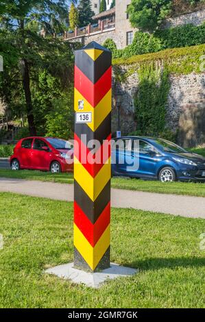 Gorlitz, Germania - 2 giugno 2021: Tricolore del segno territoriale tedesco. Posta di frontiera al confine tra Germania e Polonia. Foto Stock