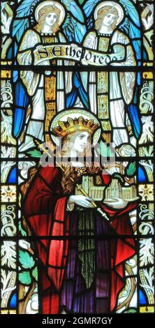 Sant'Etheldreda, Abbessa di Ely, Santa del VII secolo, vetrate, 1895, Chiesa di Blakeney, Norfolk, Inghilterra Foto Stock