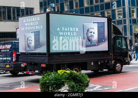 USA. 20 Settembre 2021. Veicolo in movimento con la pubblicità del presidente della Turchia Recep Tayyip Erdoğan libro Un mondo più giusto è possibile visto sulla 3rd avenue a Manhattan a New York il 20 settembre 2021. Il Presidente sta per presentare il suo nuovo libro ai leader mondiali che incontrerà durante l'alta settimana degli incontri dell'Assemblea Generale delle Nazioni Unite. (Foto di Lev Radin/Sipa USA) Credit: Sipa USA/Alamy Live News Foto Stock