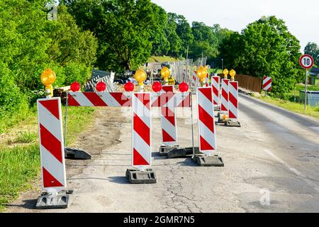 restrizioni al traffico con numerosi segnali di avvertimento durante le riparazioni dei ponti stradali Foto Stock