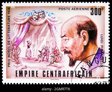 MOSCA, RUSSIA - 31 LUGLIO 2021: Francobollo stampato nella Repubblica Centrafricana mostra i vincitori del Premio Nobel per la letteratura - Luigi Pirandello, Foto Stock