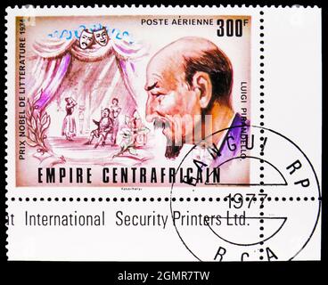 MOSCA, RUSSIA - 31 LUGLIO 2021: Francobollo stampato nella Repubblica Centrafricana mostra i vincitori del Premio Nobel per la letteratura - Luigi Pirandello, Foto Stock
