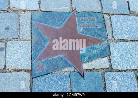 Opole, Polonia - 4 giugno 2021: Stella di Andrzej Rosiewicz alla Walk of Fame in Opole conosciuta come Aleja Gwiazd Festibalu Polskiej Piosenki. Foto Stock
